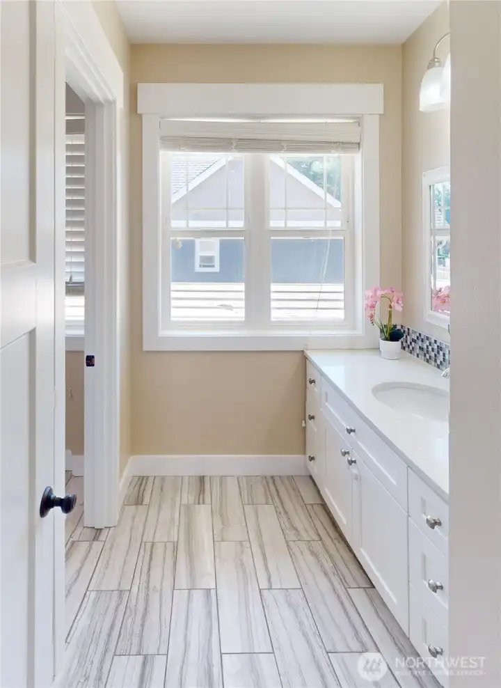 Full main bath upstairs