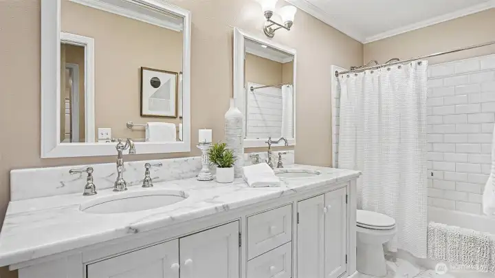 Large bathroom, two sinks!