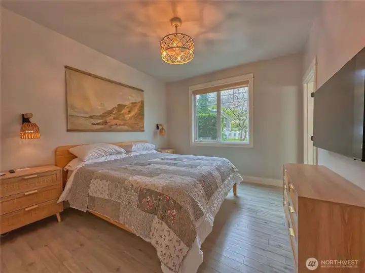 Stylishly refreshed main-level primary retreat. Stylishly refreshed main-level primary retreat.