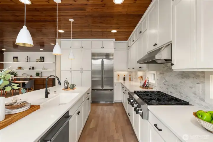 Cooking in this kitchen will feel like 5 star experience. Cooking in this kitchen will feel like 5 star experience.