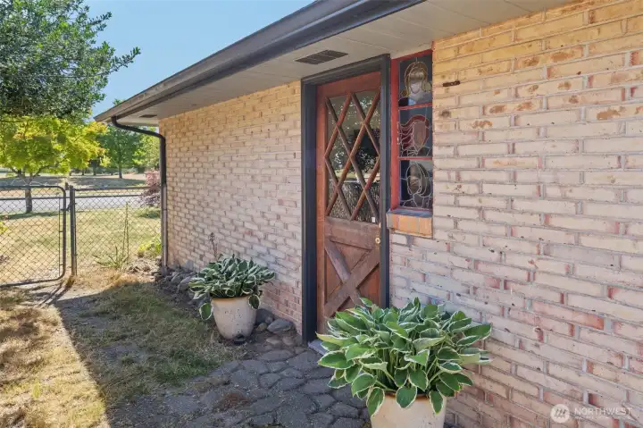 Private exterior entrance makes this space ideal for a home office, studio, or client-facing business. Private exterior entrance makes this space ideal for a home office, studio, or client-facing business.