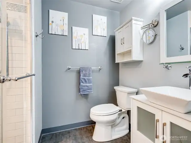 Primary Bathroom w/step-in shower