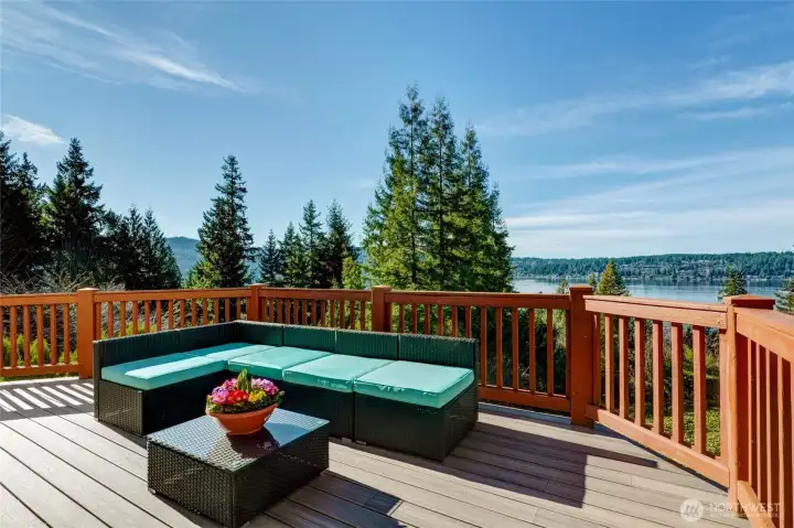 Panoramic lake and treetop views that create the ultimate backdrop.