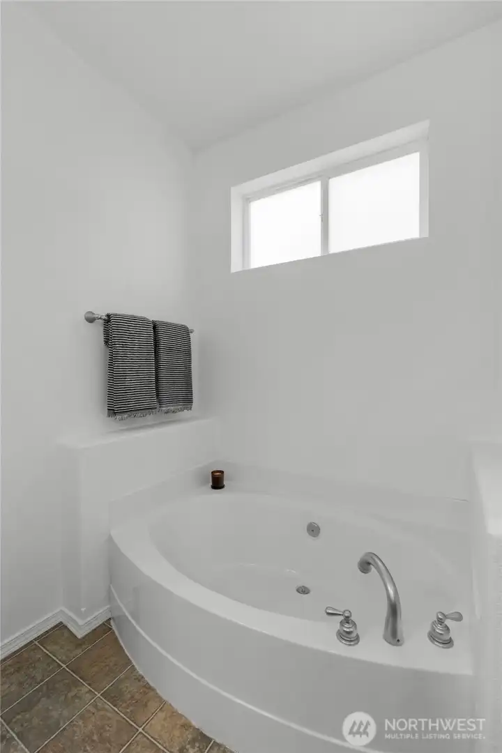 PRIMARY EN-SUITE TUB | You'll enjoy soaking in this generous bath tub at the end of the day.