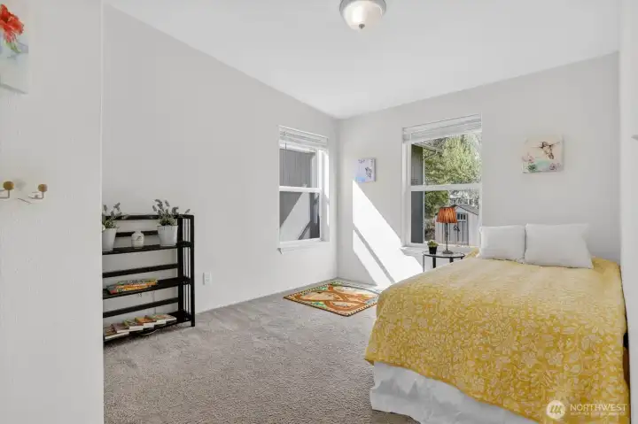Flexible room for office or guest space