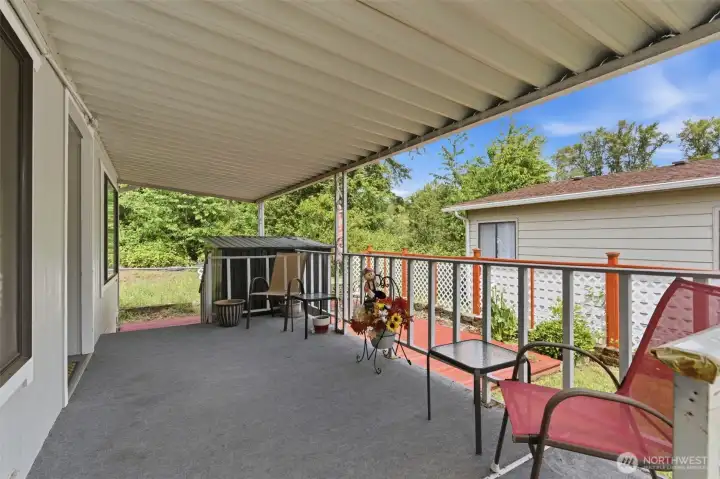 Charming covered front porch!