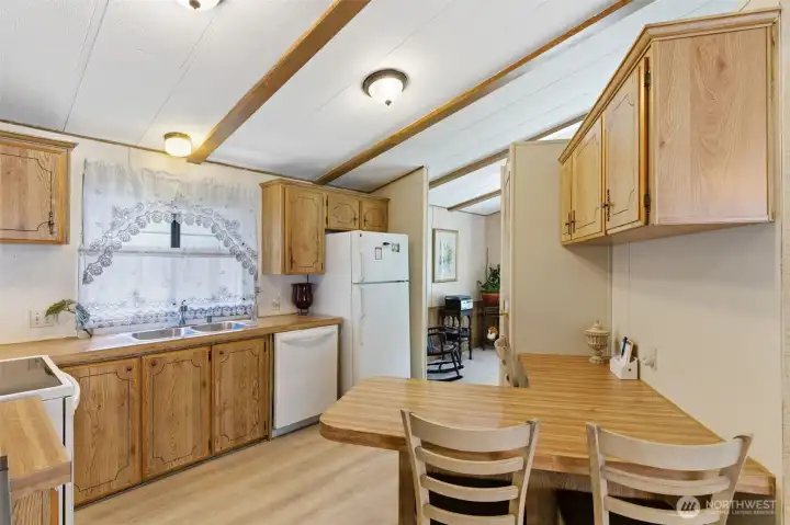 Lovely warm Kitchen with Breakfast Bar