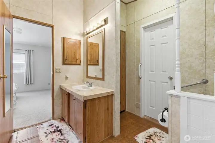 Primary En Suite Bath
