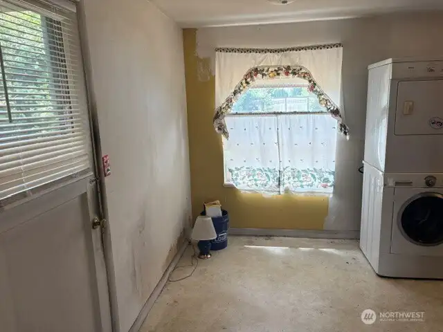 Eating Area off Kitchen.