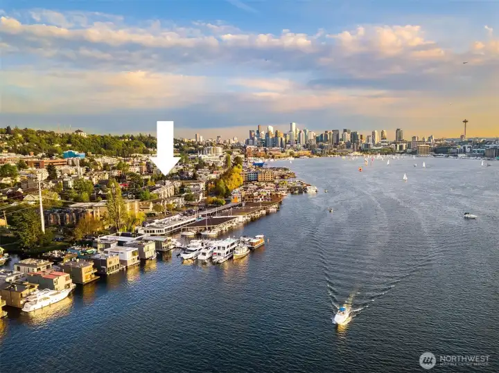 Walk to the lake, shops, cafes and dining. Walk to the lake, shops, cafes and dining.