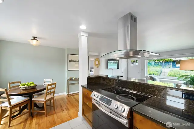 Great range hood in glass and stainless.