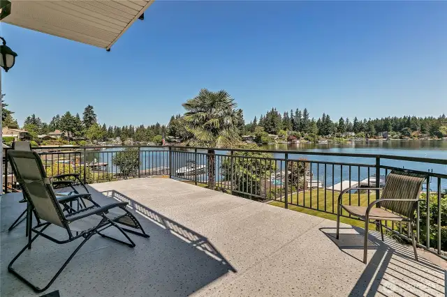 Large upper deck off of the living room and kitchen