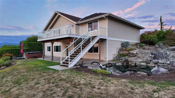 This home has much to offer. Wheather you are looking for room to spread out, multi-generation living or additional rental income to offest your mortgage. This 2 level home is a perfect fit with 2 living spaces!