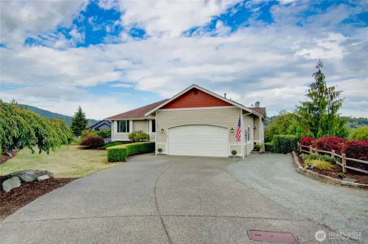 Welcome to this spacious 5bed/3bath home in Nookachamp Hills. there is great curb from the cul-de-sack with side yard and mature landscaping offering home great curb appeal with plenty of off street parking and 2 car garage. Parking on right leads to lower level access.