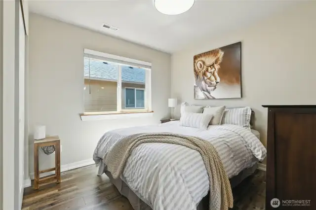 Bright and versatile guest room