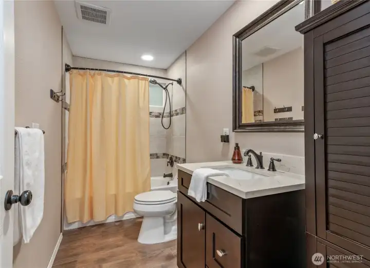 Upstairs hall full bathroom