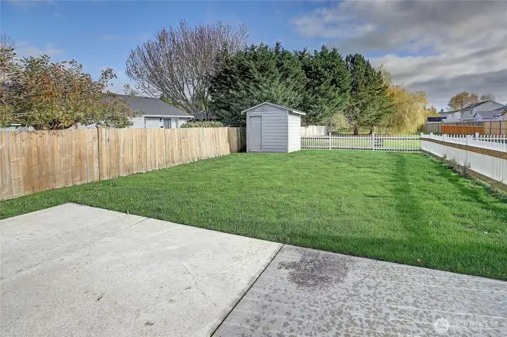26127 - Large spacious fully fenced backyard