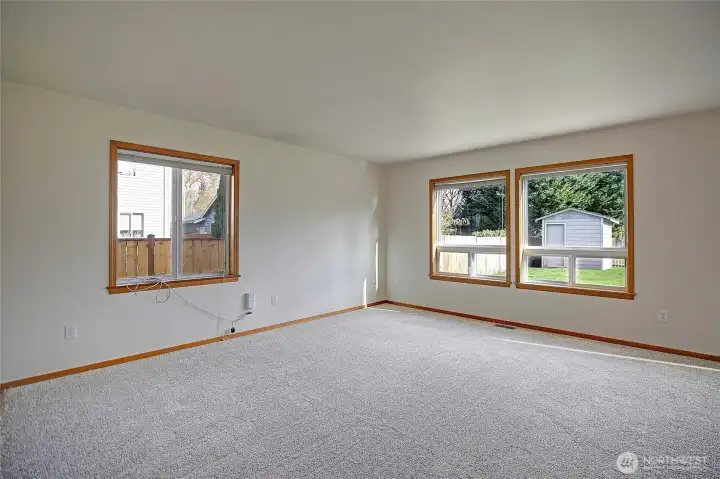 26127 - Spacious, open and bright living room