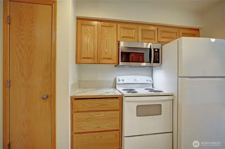 26127 - Kitchen with appliances included