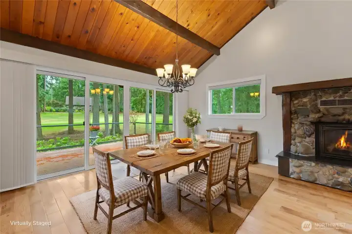 Dining area overlooks the Golf Course- virtually staged Dining area overlooks the Golf Course- virtually staged