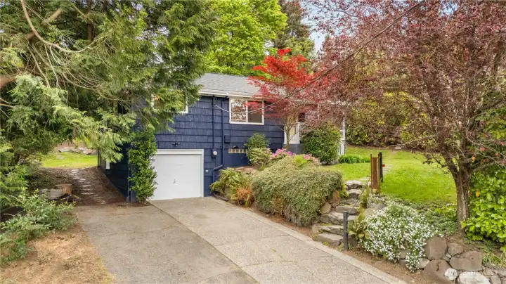 Additional parking for 3 cars in the driveway