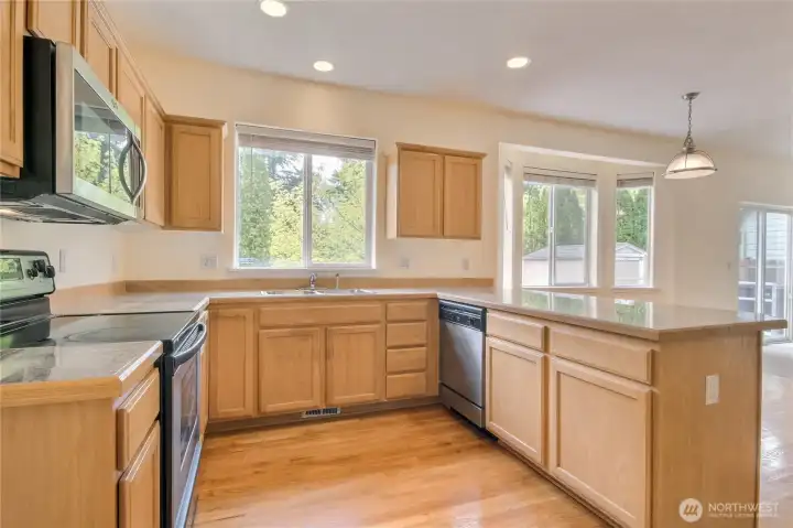 Spacious kitchen with marble countertops and eatingbar and bill desk