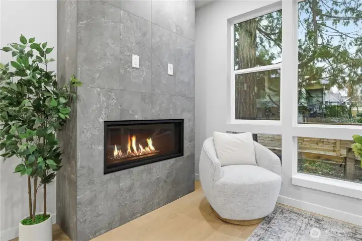 Gas fireplace for fast heating