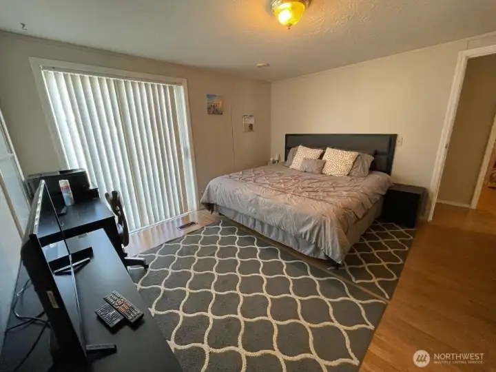 Spacious main bedroom