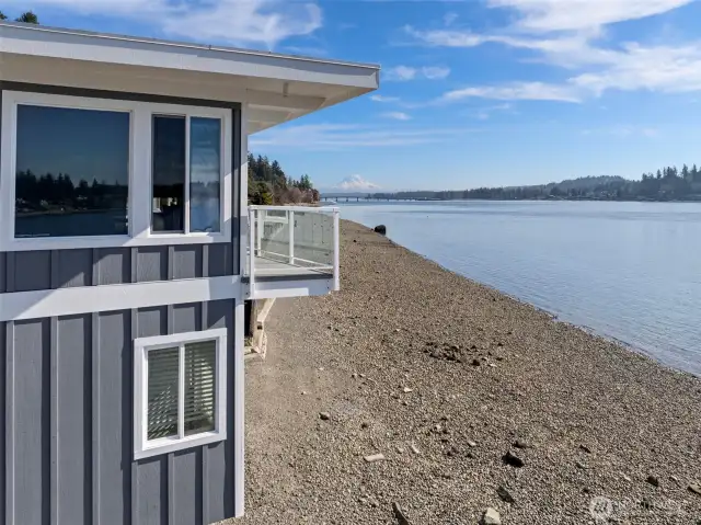 Gorgeous marine and mountatin views as well as amazing sunrises and sunsets are all captured here.