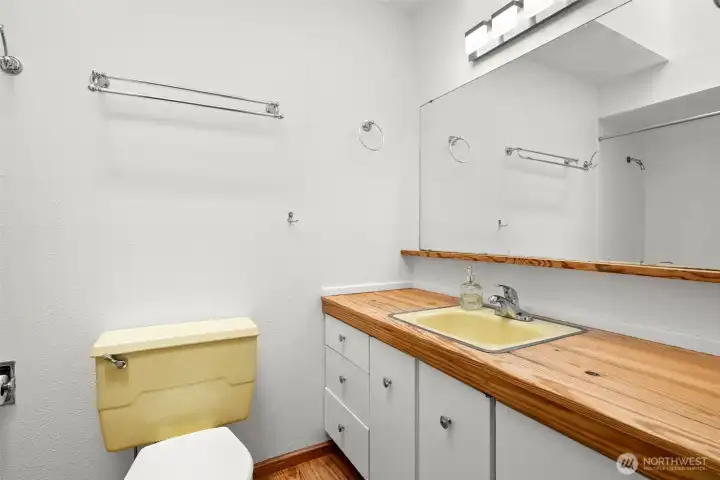 Main floor full bathroom