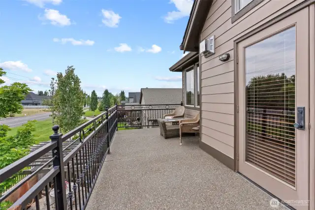 Agreggate, private balcony off main suite overlooking the grounds w/territorial & partial Mt St Helens view!