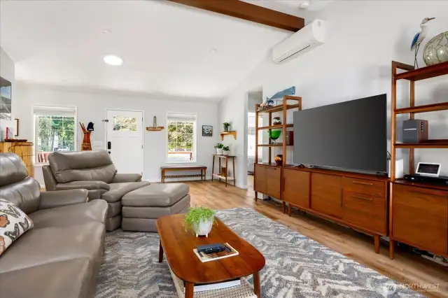 Expansive livingroom