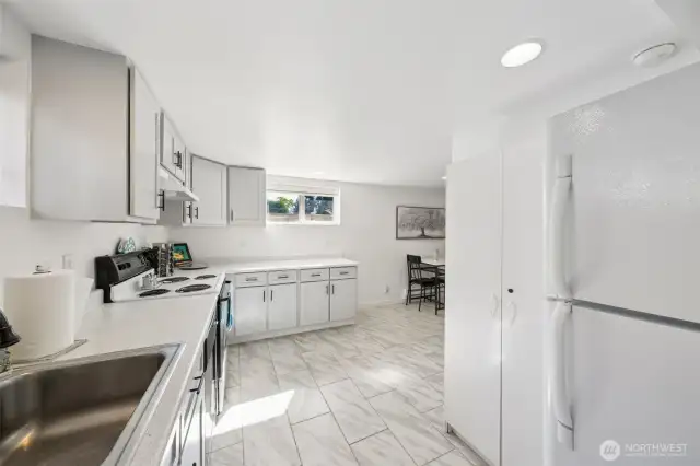 So much counter space. The white cabinet will stay as a little pantry.