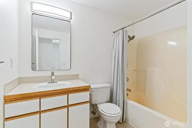 Main bathroom your guest can enjoy! With a tub and shower!!!