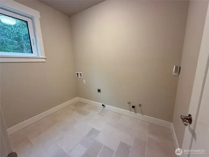 SEPARATE LAUNDRY ROOM
