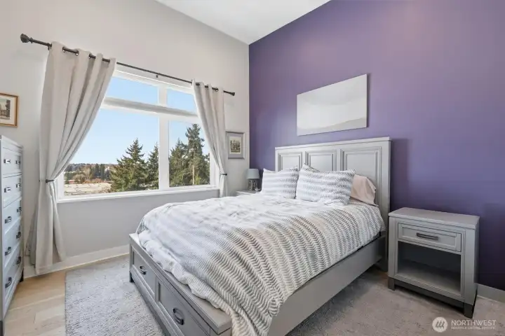 Primary bedroom w/ ensuite bath & walk-in closet