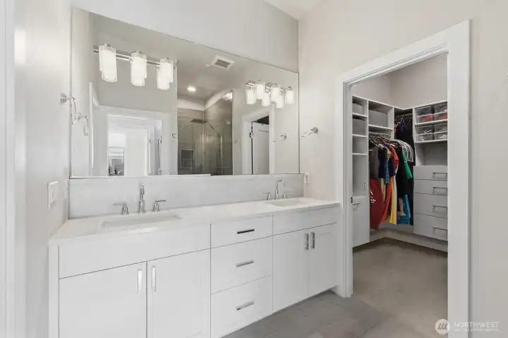 Ensuite bath & walk-in closet