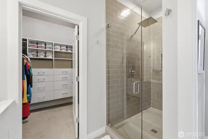 Ensuite bath & walk-in closet