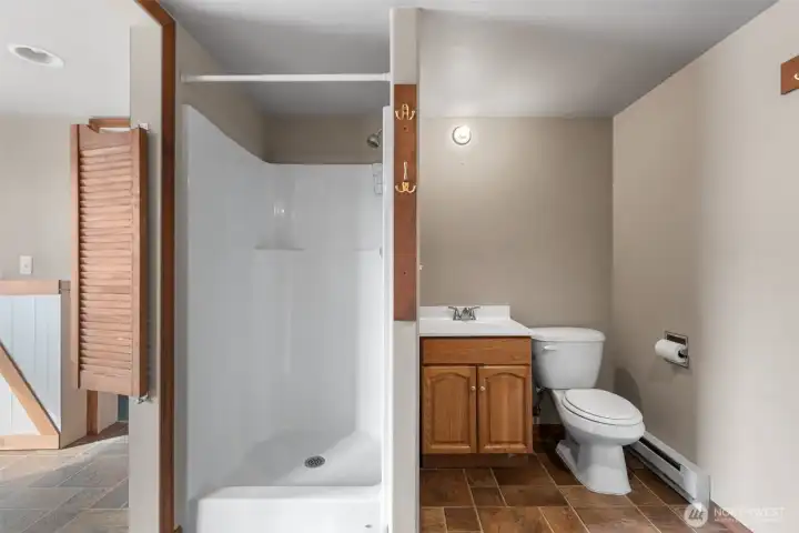 3/4 bath between 2 rooms.