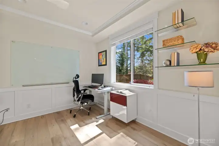 This level is complemented by a private office overlooking the backyard. This room offers a large closet, making it a bedroom if you wish.