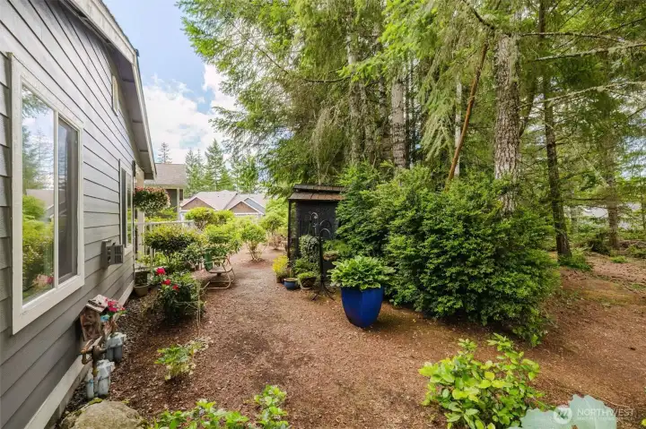 Side yard with privacy Side yard with privacy