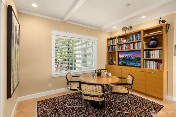 Breakfast eating area off the kitchen.