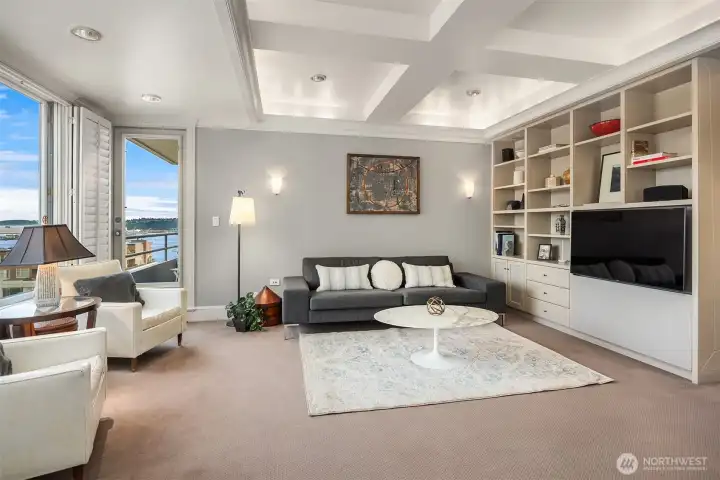 Refreshing, light and bright living spaces with removable solid wood shutters and sound proof paneling