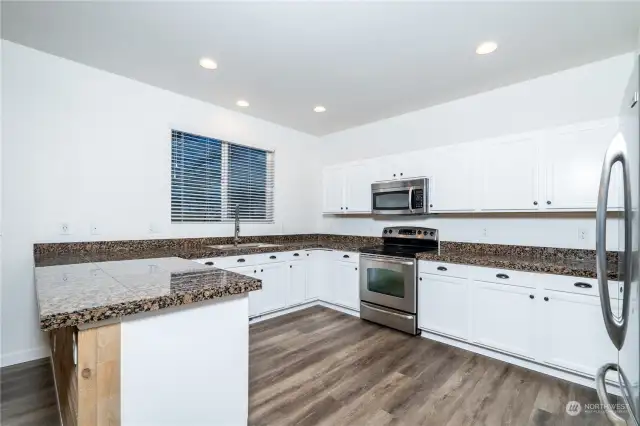 Kitchen - tons of counter space!