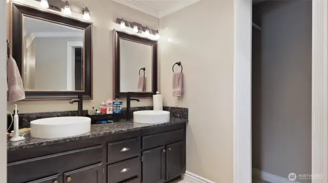 Double sinks in primary bathroom