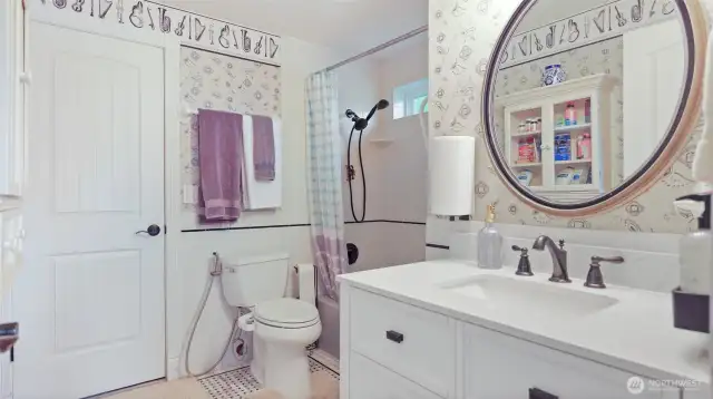 Full bath off 2nd bedroom also has access to hallway