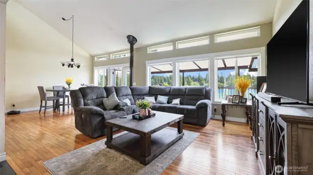Great room with vaulted ceiling, covered deck and great lake views.
