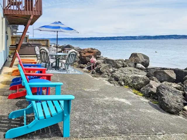 Enjoy the beachside back patio & hottub.
