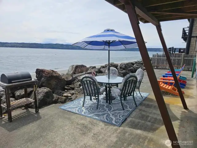 Enjoy the beachside back patio & hottub.