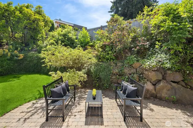 Easy access to al-fresco dining...